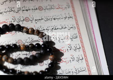 Perle di preghiera sulle pagine del Quran Foto Stock