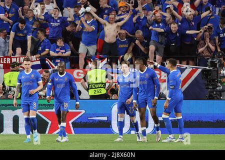 Siviglia, Siviglia, Spagna. 18th maggio 2022. Joe Aribo del Rangers FC festeggia il raggiungimento del primo obiettivo con i compagni di squadra durante la partita finale della Europa League tra il Rangers FC e Eintrach Frankfurt a Ramon Sanchez Pizjuan il 18 maggio 2022 a Siviglia, Spagna. (Credit Image: © Jose Luis Contreras/DAX via ZUMA Press Wire) Credit: ZUMA Press, Inc./Alamy Live News Foto Stock