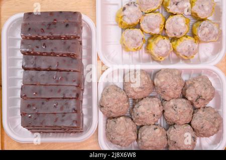 Vista dall'alto palle di manzo cantonese crudo e palle di maiale e torte di fagioli rossi Foto Stock