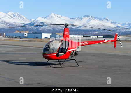 Elicottero Robinson R22 di Alyeska Helicopters a Merrill Field. Elicotteri rossi R-22. Foto Stock