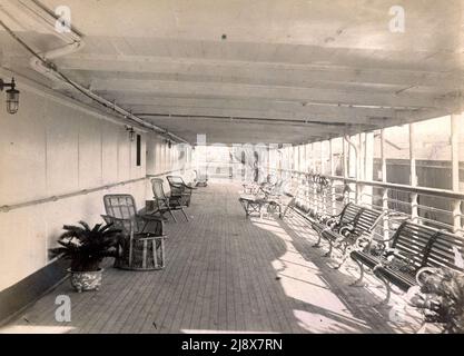 Passeggiata sul ponte RMS Empress of India, guardando a poppa dal Grand Saloon ingresso ca. 1890s Foto Stock