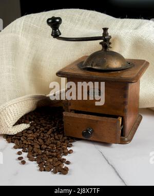 Macinacaffè. Preparazione di un caffè Foto Stock