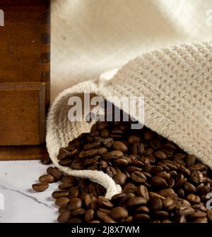 Macinacaffè. Preparazione di un caffè Foto Stock