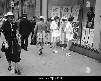 Vetrine shopping al grande magazzino Simpsons a Toronto, Canada ca. 1937 Foto Stock