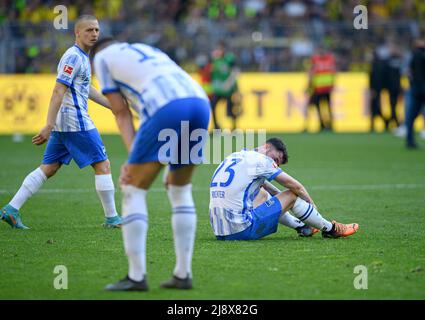 Da sinistra a destra Santiago ASCABAR (B), Marco RICHTER (B) deluso dopo la partita, calcio 1st Bundesliga, 34th matchday, Borussia Dortmund (DO) - Hertha BSC Berlino (B) 2: 1, il 14th maggio 2022 a Dortmund/Germania. Le normative #DFL vietano l'uso di fotografie come sequenze di immagini e/o quasi-video # Â Foto Stock