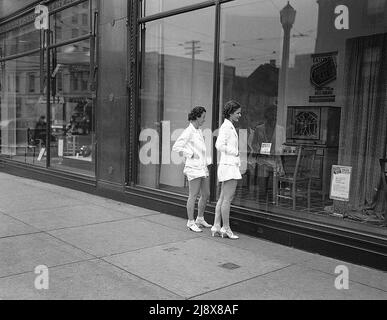 Vetrine per lo shopping presso il grande magazzino di Eaton. (Toronto, Canada) ca. 1937 Foto Stock