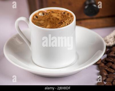 preparazione di una tazza di caffè Foto Stock