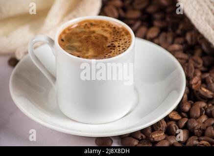 preparazione di una tazza di caffè Foto Stock