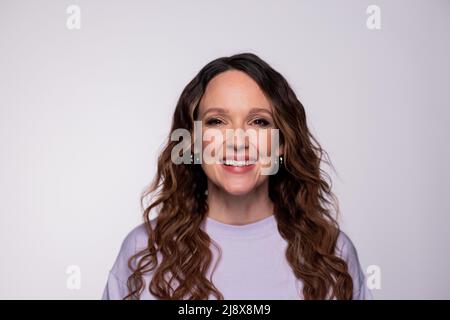 Colonia, Germania. 07th Apr 2022. Carolin Kebekus, comico, si trova in uno studio. Kebekus organizza un festival musicale con sole donne sul palco il 6 giugno al Tanzbrunnen di Colonia. Con il 'DCKS Festival' vuole aumentare la visibilità delle donne. Credit: Rolf Vennenbernd/dpa/Alamy Live News Foto Stock