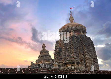 Antica pietra Lingaraja Tempio di Signore Shiva costruito nel 11th ° secolo a Odisha, India Foto Stock