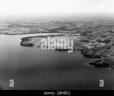 Antenna della stazione RCAF di Kingston qualche volta durante la seconda guerra mondiale La telecamera si trova sul lato est del campo d'aviazione e la vista è rivolta verso ovest/nord-ovest ca. 1940s Foto Stock