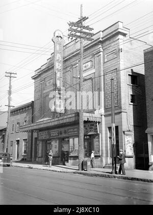 Il cinema Cartier a St-Henri, Quebec. Il Cartier dovette il suo nome a Georges-Étienne Cartier, il cui ritratto può essere visto in cima al neon segno ca. 1945 Foto Stock