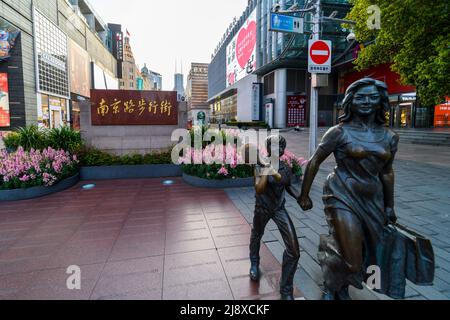 Shanghai's Nanjing Road è la strada commerciale più trafficata di tutta la Cina, ma era stranamente vuota la notte prima che la città di Shanghai iniziasse il blocco. Foto Stock