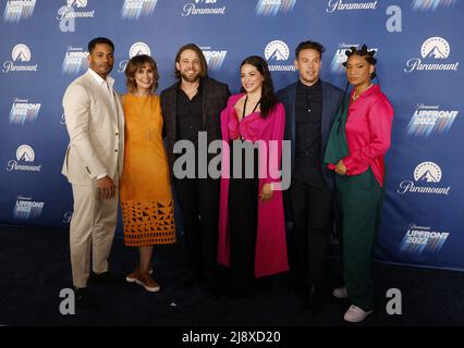 New York, Stati Uniti. 18th maggio 2022. Jordan Calloway, Diane Farr, Max Thierlot, Stephanie Arcila, Kevin Alejandro e Jules Latimer arrivano sul tappeto rosso al 2022 Paramount Upfront mercoledì 18 maggio 2022 a New York City. Foto di John Angelillo/UPI Credit: UPI/Alamy Live News Foto Stock