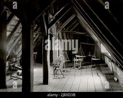 Fotografia della seconda mansarda della fattoria di Saint-Gabriel a Pointe-Saint-Charles. Vediamo due ruote che girano, un leggio, un churn e un equilibrio ca. 1915 Foto Stock