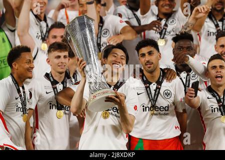 Sevilla, Spagna. 18th maggio 2022. Daichi Kamada (Francoforte) Calcio : Kamada e i giocatori di squadra festeggiano con il trofeo dopo aver vinto la partita finale della UEFA Europa League tra Eintracht Frankfurt 1 (PK5-4) 1 Rangers FC all'Estadio Ramon Sanchez-Pizjuan di Siviglia, Spagna . Credit: Mutsu Kawamori/AFLO/Alamy Live News Foto Stock