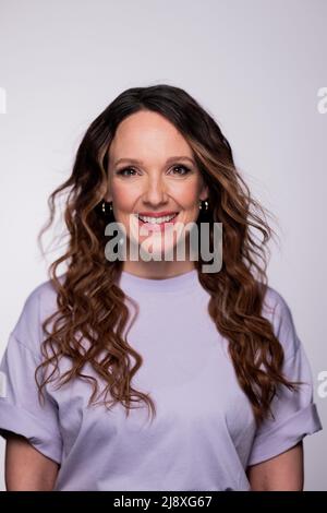 Colonia, Germania. 07th Apr 2022. Carolin Kebekus, comico, si trova in uno studio. Kebekus organizza un festival musicale con sole donne sul palco il 6 giugno al Tanzbrunnen di Colonia. Con il 'DCKS Festival' vuole aumentare la visibilità delle donne. Credit: Rolf Vennenbernd/dpa/Alamy Live News Foto Stock