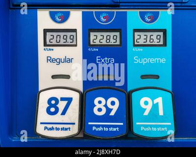 Toronto, Canada. 18th maggio 2022. L'ultimo prezzo del gas di $2,099 come mostrato alla pompa a Toronto Canada il 18th maggio come il prezzo del gas continua ad aumentare. Credit: EXImages/Alamy Live News Foto Stock