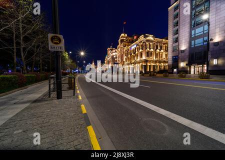 Il Bund (Waitan), solitamente pieno di migliaia di visitatori ogni giorno, è stranamente vuoto la notte prima che Shanghai inizi un blocco in tutta la città. Foto Stock