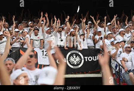 Siviglia, Spagna. 18th maggio 2022. I tifosi di F celebrano prima della partita, Soccer Europa League Final 2022, Eintracht Frankfurt (F) - Glasgow Rangers (RFC), il 18th maggio 2022 a Siviglia/ Spagna Credit: dpa/Alamy Live News Foto Stock