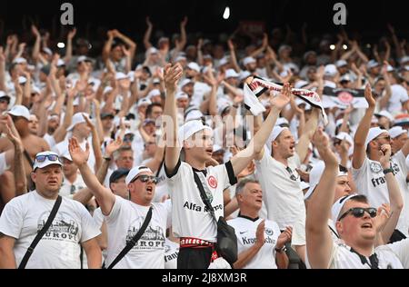 Siviglia, Spagna. 18th maggio 2022. I tifosi di F celebrano prima della partita, Soccer Europa League Final 2022, Eintracht Frankfurt (F) - Glasgow Rangers (RFC), il 18th maggio 2022 a Siviglia/ Spagna Credit: dpa/Alamy Live News Foto Stock