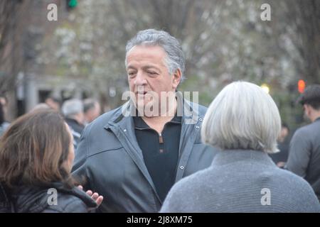 23 aprile 2022, Boston, Massachusetts, U.S: Noubar Afeyan parla con gli amici armeni in occasione della Giornata di commemorazione del genocidio armeno a Bostoniano presso l'Armenian Heritage Park. Afeyan un armeno dal Libano originariamente è CEO di Flagship pioniere una società di capitale di rischio che si concentra sulla biotecnologia. È anche cofondatore di moderna ed è membro del consiglio di amministrazione della Boston Symphony, l'Unione benevola generale armena, ed è cofondatore dell'iniziativa umanitaria Aurora. Con sua moglie Anna hanno dotato un fondo per la cura del Parco del Patrimonio Armeno sulla Rose Kennedy Greenway vicino all'acqua di Boston Foto Stock