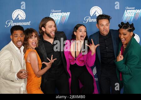 New York, NY, USA. 18th maggio 2022. Jordan Calloway, Diane Farr, Max Thierlot, Stephanie Arcila, Kevin Alejandro e Jules Latimer agli arrivi per Paramount Upfront 2022 Post Party - CBS BET Comedy Central MTV Nickelodeon, 666 Madison Ave, New York, NY 18 maggio 2022. Credit: Kristin Callahan/Everett Collection/Alamy Live News Foto Stock