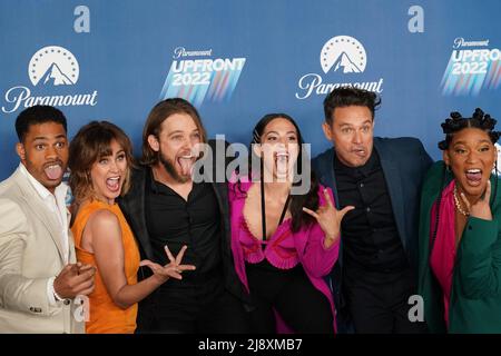 New York, NY, USA. 18th maggio 2022. Jordan Calloway, Diane Farr, Max Thierlot, Stephanie Arcila, Kevin Alejandro e Jules Latimer agli arrivi per Paramount Upfront 2022 Post Party - CBS BET Comedy Central MTV Nickelodeon, 666 Madison Ave, New York, NY 18 maggio 2022. Credit: Kristin Callahan/Everett Collection/Alamy Live News Foto Stock