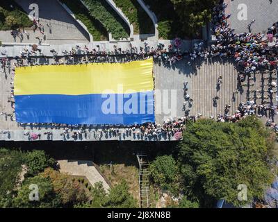 Odessa, Ucraina. 23rd ago 2021. (NOTA DEI REDATTORI: Immagine scattata con il drone).gli attivisti hanno visto trasportare una grande bandiera di 30 metri dell'Ucraina sulle scale di Potemkin per segnare il giorno della bandiera nazionale. Il giorno della bandiera nazionale dell'Ucraina si celebra il 23rd agosto. La vacanza è stata stabilita in onore della vecchia storia della statura Ucraina, i simboli di stato dell'Ucraina indipendente. (Credit Image: © Viacheslav Onyshchenko/SOPA Images via ZUMA Press Wire) Foto Stock