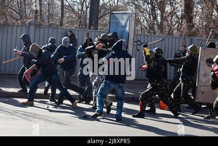 Kiev, Ucraina. 18th Feb 2014. Durante la manifestazione, i manifestanti antigovernali si scontrano con 'Titushki' (civili a favore del governo). Una protesta contro la decisione del governo ucraino di non firmare l'accordo di associazione dell'Unione europea invece che il governo che sceglie legami più stretti con la Russia. I manifestanti si sono opposti alla corruzione diffusa e hanno chiesto le dimissioni del presidente ucraino Viktor Yanukovych. (Foto di Joe M o'Brien/SOPA Images/Sipa USA) Credit: Sipa USA/Alamy Live News Foto Stock