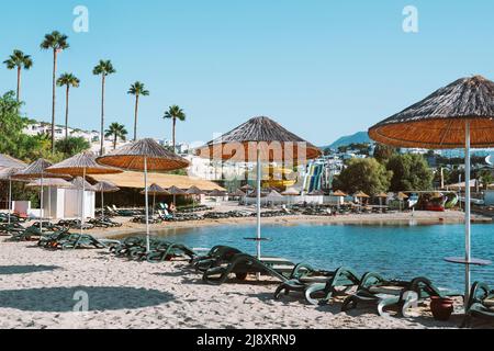 Spiagge con lettini e ombrelloni. Ottimo stato d'animo estivo. Buon posto in cui soggiornare. Foto Stock