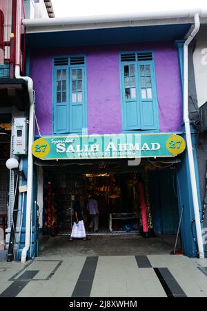 Edifici colorati in India Street a Kuching, Sarawak, Malesia. Foto Stock