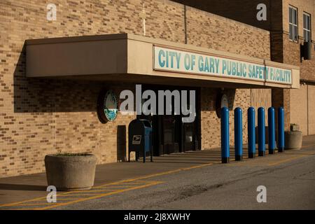 Gary, Indiana, Stati Uniti d'America - 28 marzo 2022: La luce del pomeriggio brilla sulla struttura della City of Gary Public Safety. Foto Stock