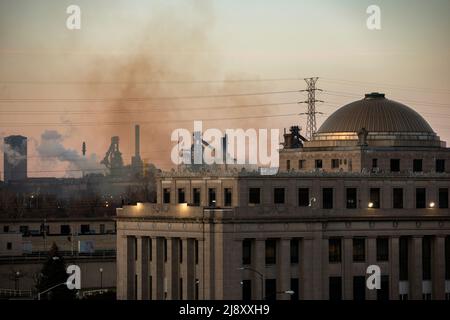 La luce del pomeriggio splende nel centro storico di Gary, Indiana, USA. Foto Stock