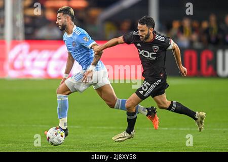 Washington, DC, Stati Uniti. 18th maggio 2022. Il difensore Unito di D.C. Steve Birnbaum (15) afferra il braccio del centrocampista di New York City ValentÃ-n Castellanos (11) durante la partita MLS tra il New York City FC e il DC United all'Audi Field di Washington, DC. Reggie Hildred/CSM/Alamy Live News Foto Stock