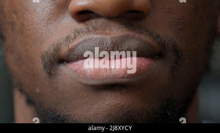 Macro scatto del giovane uomo sorridente davanti alla macchina fotografica, con barba dai capelli corti e denti bianchi. Persona autentica che mostra un sorriso candido, con pelle sana e naturale e rifinitura viso pulito. Primo piano. Foto Stock