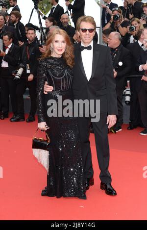 18 maggio 2022, CANNES, Francia: CANNES, FRANCIA - 18 MAGGIO: Linda Bruckheimer e Jerry Bruckheimer lasciano la proiezione di ''Top Gun: Maverick'' durante il festival annuale del cinema di Cannes 75th al Palais des Festivals il 18 maggio 2022 a Cannes (Credit Image: © Frederick Injimbert/ZUMA Press Wire) Foto Stock