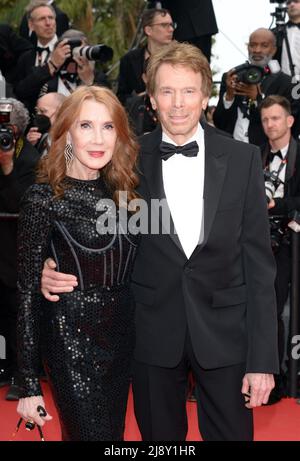 18 maggio 2022, CANNES, Francia: CANNES, FRANCIA - 18 MAGGIO: Linda Bruckheimer e Jerry Bruckheimer lasciano la proiezione di ''Top Gun: Maverick'' durante il festival annuale del cinema di Cannes 75th al Palais des Festivals il 18 maggio 2022 a Cannes (Credit Image: © Frederick Injimbert/ZUMA Press Wire) Foto Stock