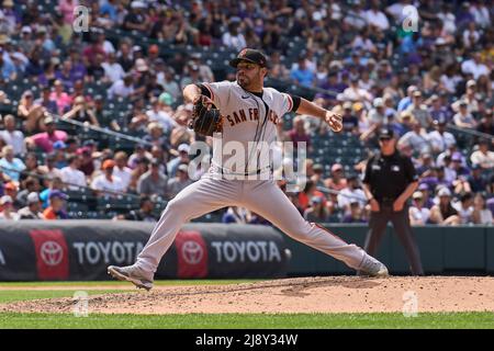 Denver CO, Stati Uniti. 18th maggio 2022. Il lanciatore di San Francisco José Ãlvarez (48) lancia un campo durante il gioco con Washington Nationals e Colorado Rockies tenuto al Coors Field di Denver Co. David Seelig/Cal Sport Medi. Credit: csm/Alamy Live News Foto Stock