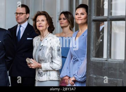 Il principe svedese Daniele, la principessa Sofia, il re Carl Gustaf, la regina Silvia e la principessa Vittoria dicono Arrivederci al presidente della Finlandia Sauli Niinistö e la moglie Jenni Haukio dopo una cerimonia di congedo al Palazzo reale di Stoccolma, Svezia, mercoledì 18 maggio 2022. Foto di Robert Eklund/Stella Pictures/ABACAPRESS.COM Foto Stock