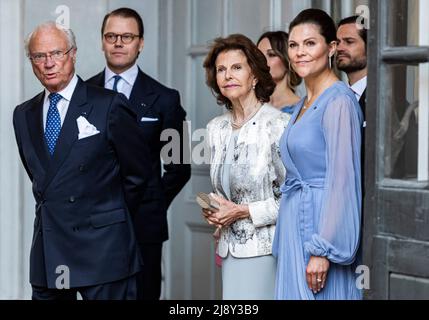 Il principe svedese Daniele, la principessa Sofia, il re Carl Gustaf, la regina Silvia e la principessa Vittoria dicono Arrivederci al presidente della Finlandia Sauli Niinistö e la moglie Jenni Haukio dopo una cerimonia di congedo al Palazzo reale di Stoccolma, Svezia, mercoledì 18 maggio 2022. Foto di Robert Eklund/Stella Pictures/ABACAPRESS.COM Foto Stock