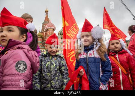 Mosca, Russia. 21 Maggio, 2017. I bambini che frequentano la cerimonia ufficiale di legatura foulard rosso intorno ai loro colli, a simboleggiare la loro iniziazione al giovane pioniere della gioventù comunista gruppo creato in Unione Sovietica per bambini 10-14 anni, a Mosca la piazza Rossa a Maggio 21, 2017. Alcune migliaia di tre pionieri hanno preso parte alla cerimonia Foto Stock