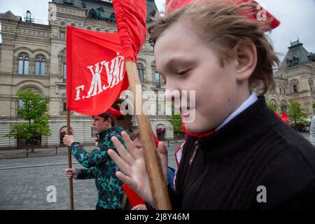 Mosca, Russia. 21 Maggio, 2017. I bambini che frequentano la cerimonia ufficiale di legatura foulard rosso intorno ai loro colli, a simboleggiare la loro iniziazione al giovane pioniere della gioventù comunista gruppo creato in Unione Sovietica per bambini 10-14 anni, a Mosca la piazza Rossa a Maggio 21, 2017. Alcune migliaia di tre pionieri hanno preso parte alla cerimonia Foto Stock