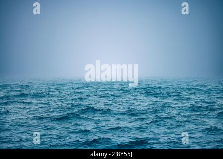 Ripple del mare acqua con nebbia di mattina. Foto Stock