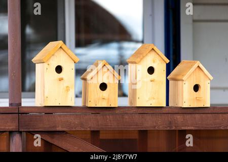 Quattro birdhouses in legno in vendita Foto Stock