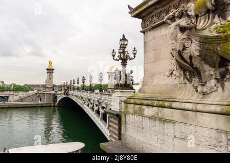 Vista laterale del Ponte Alexander sul Fiume Senna nel centro di Parigi in una giornata nuvolosa Foto Stock