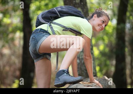 explorer ragazza che salendo in collina Foto Stock