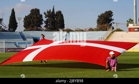 Tel Aviv, Israele. 17th maggio 2022. Bandiera della Danimarca prima dell'UEFA Under 17 European Championship 2022, partita di calcio tra Danimarca e Svezia al Ramat-Gan-Stadion di Tel Aviv, Israele. Daniela Porcelli/SPP Credit: SPP Sport Press Photo. /Alamy Live News Foto Stock