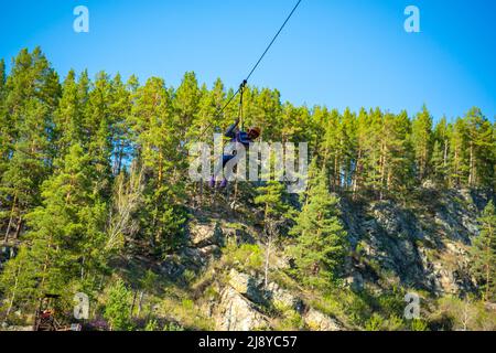 Cascata di Kamysh nella Repubblica Altai, piattaforme di osservazione e una piattaforma per la discesa su una fune. Foto Stock