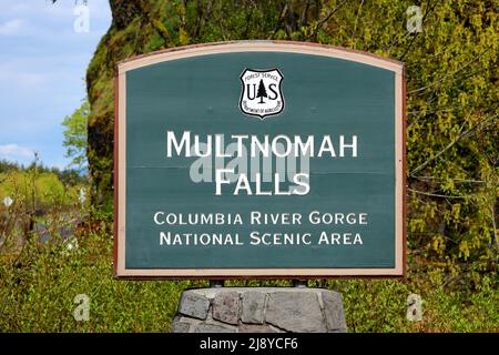 Signage for US Forest Service managed Multnomah Falls in Columbia River Gorge National Scenic Area, Oregon. Foto Stock